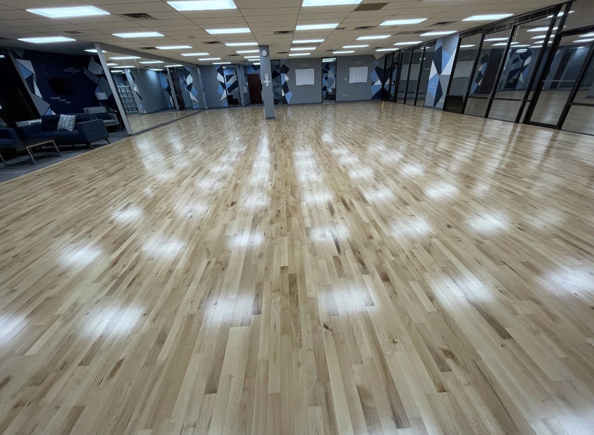 Main ballroom — wide view with mirrors and lounge